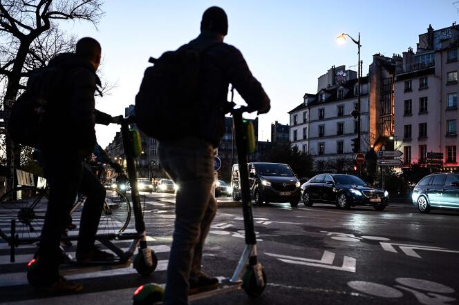Dos personas en scooters eléctricos, en París, el 10 de diciembre de 2019. 