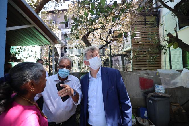 Fabien Roussel (derecha) acompañado por el alcalde de Saint-Suzanne, Maurice Gironcel, en Saint-Denis de la Réunion, el 16 de diciembre de 2021. 