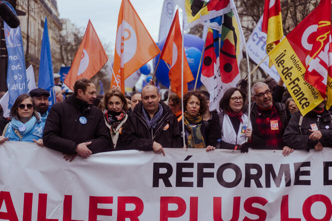 Laurent Berger, presidente de la CFDT, dentro de la intersindical, durante el décimo día de movilización contra la reforma de las pensiones, 28 de marzo de 2023, en París.