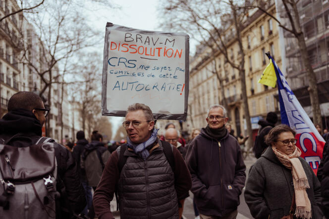 Un manifestante a favor de la disolución de la unidad de aplicación de la ley BRAV-M, durante el décimo día de movilización nacional contra la reforma de las pensiones, en París, el 28 de marzo de 2023.