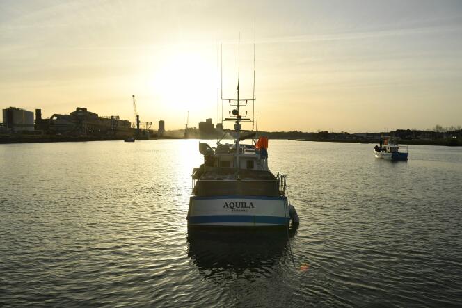 Vissers blokkeren op 29 maart 2023 de toegang tot de haven van Bayonne in het zuidwesten van Frankrijk.