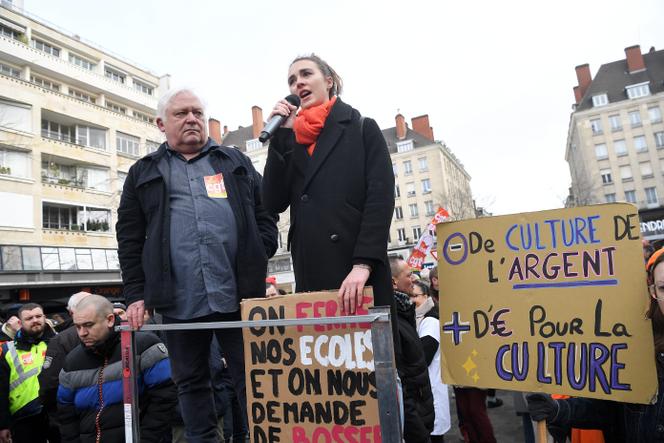 Des étudiants de l’école supérieure d’art et de design manifestent contre la fermeture de l’établissement lors de la dixième journée de mobilisation contre la réforme des retraites, à Valenciennes (Nord), le 28 mars 2023.