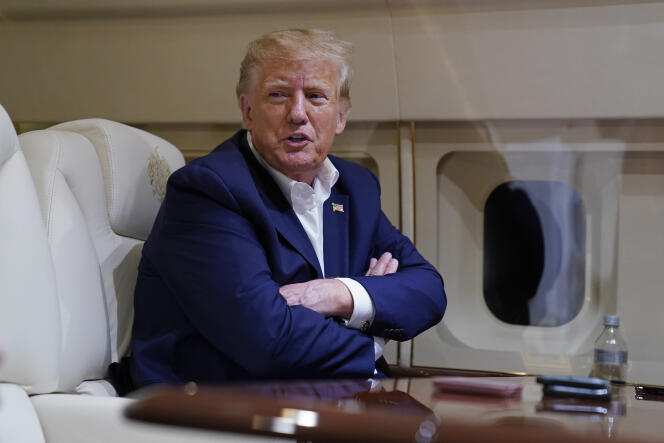 Donald Trump a bordo de su avión, el 25 de marzo de 2023, rumbo a Florida, después de un mitin de campaña en Waco, Texas.