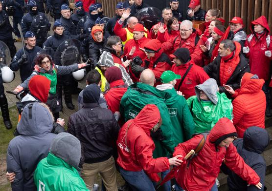 Los empleados se manifiestan durante una reunión sindical y de gestión de la cadena de supermercados Delhaize, en Asse, Bélgica, el 14 de marzo de 2023.