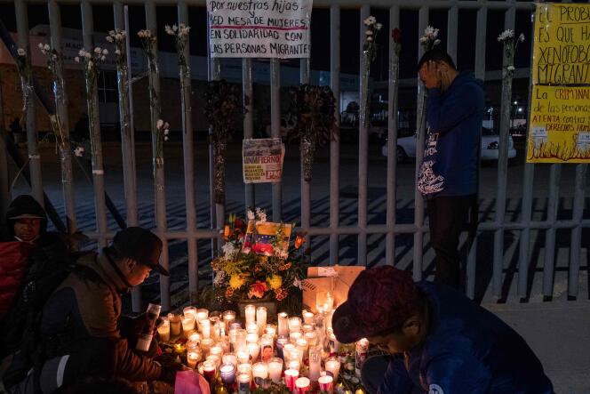 Des migrants se recueillent en mémoire aux 39 morts du centre de détention de Ciudad Juarez, dans l’Etat du Chihuahua. Le 29 mars 2023. 