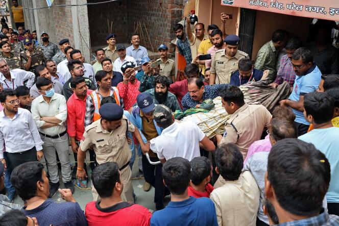 Una víctima del colapso de un templo es evacuada por rescatistas en la ciudad de Indore, en el estado de Madhya Pradesh, en el centro de India, el 30 de marzo.