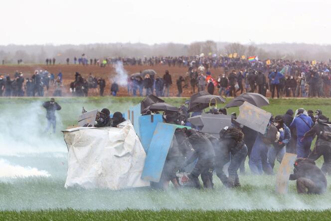 Enfrentamientos entre gendarmes y manifestantes en Sainte-Soline, en el centro-oeste de Francia, el 25 de marzo de 2023.