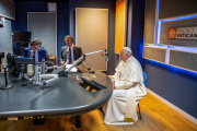 Le pape François dans un studio de Radio-Vatican lors d’une visite au département de la communication du Vatican à Rome, le 24 mai 2021.