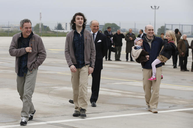 De gauche à droite, les journalistes français Didier François, Edouard Elias et Nicolas Hénin arrivent après leur libération à la base aérienne de Villacoublay (Yvelines), le 20 avril 2014.
