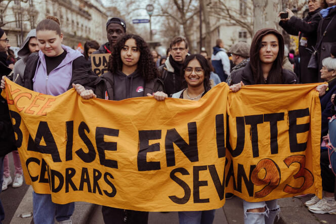 Marina, Ibtissam, Priya et Manon du lycée Blaise-Cendrars de Sevran (Seine-Saint-Denis), lors de la dixième journée de mobilisation contre la réforme des retraites, à Paris, le 28 mars 2023.