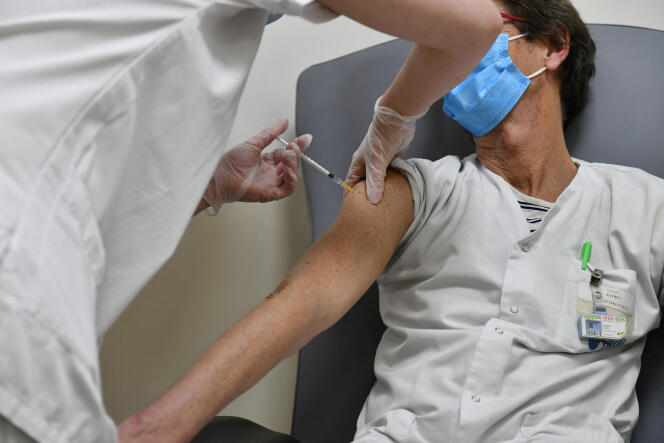 Durante una operación de vacunación del personal médico contra el Covid-19, en el hospital Cavale Blanche de Brest (Finistère), el 8 de enero de 2021.
