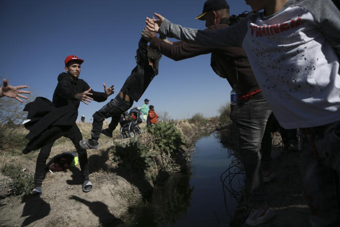 I migranti attraversano il Rio Grande, che simboleggia il confine tra Stati Uniti e Messico.  29 marzo 2023.