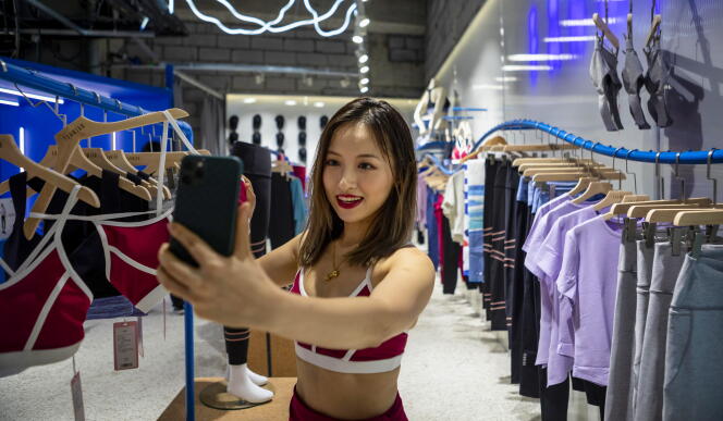 L’influenceuse Panpan réalise une vidéo sur l’application Douyin, à propos de l’ouverture d’un magasin de vêtements à Shanghaï, en Chine, le 15 août 2020.