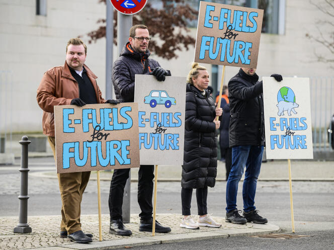 Des partisans des e-fuels, à Berlin, le 10 janvier 2023.