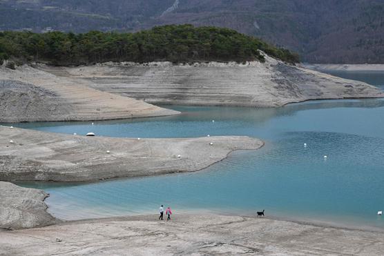 El lago de Serre-Ponçon (Hautes-Alpes), 29 de marzo de 2023. Emmanuel Macron presentó su plan “agua” queriendo responder a la falta de agua por venir.