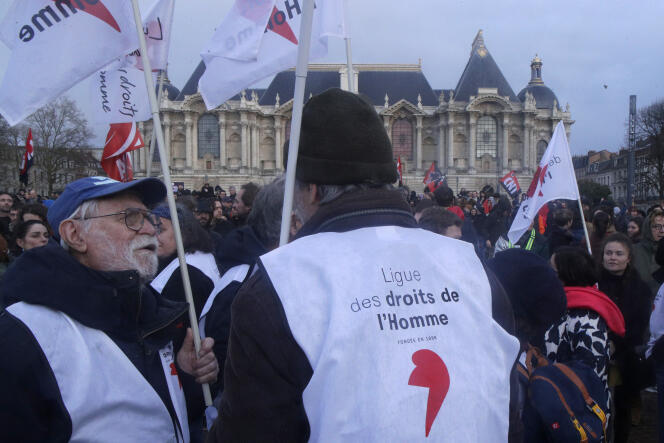 Observadores de la Liga de Derechos Humanos durante una manifestación contra la violencia policial, en Lille, el 30 de marzo de 2023.