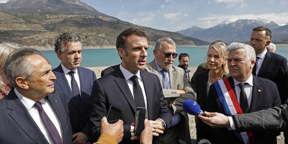 Le président français Emmanuel Macron s’adresse aux journalistes à son arrivée à Savines-Le-Lac, dans le sud-est de la France, le 30 mars 2023. 