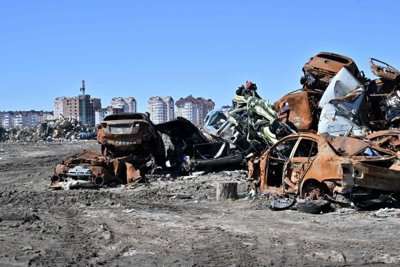 Un cimetière de voitures détruites par les troupes russes dans la ville ukrainienne de Boutcha, au nord-ouest de Kiev, le 30 mars 2023.
