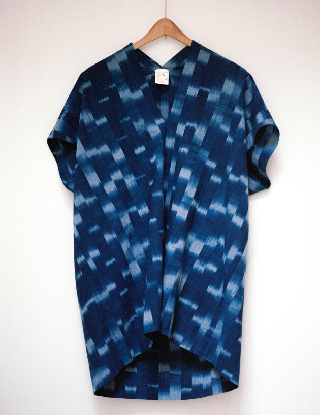 A tunic in Japanese kasuri cotton canvas, made from an indigo dye, spring-summer 2023.