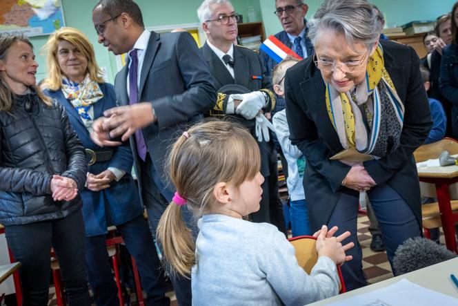 Elisabeth Borne, acompañada por Pap Ndiaye, visitando la escuela primaria Albert-Camus en La Machine (Nièvre), 31 de marzo de 2023.