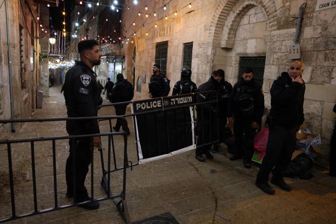 Las fuerzas policiales israelíes se despliegan en la Ciudad Vieja de Jerusalén Este el 1 de abril de 2023.