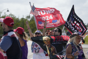 Des partisans de Donald Trump manifestent près du club Mar-a-Lago à Palm Beach, en Floride, le 31 mars 2023.