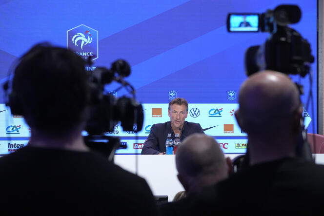 El entrenador de la selección francesa de fútbol femenino, Hervé Renard, durante una rueda de prensa en la sede de la Federación Francesa de Fútbol, ​​el 31 de marzo en París.