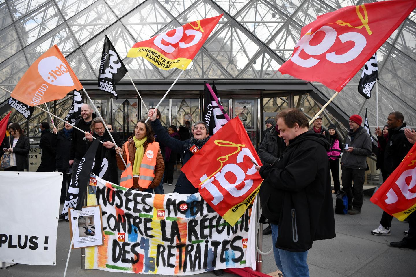 “In the same movement, the cultural world denounces the pension reform project, but shows restraint in the face of Vincent Bolloré and his cultural satellites”