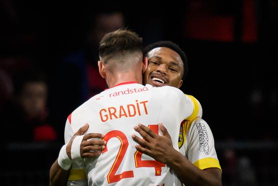 El delantero del Lens Lois Openda celebra su primera pero con los colores del club contra el Rennes en un partido de la Ligue 1, el sábado 1 de abril de 2023.