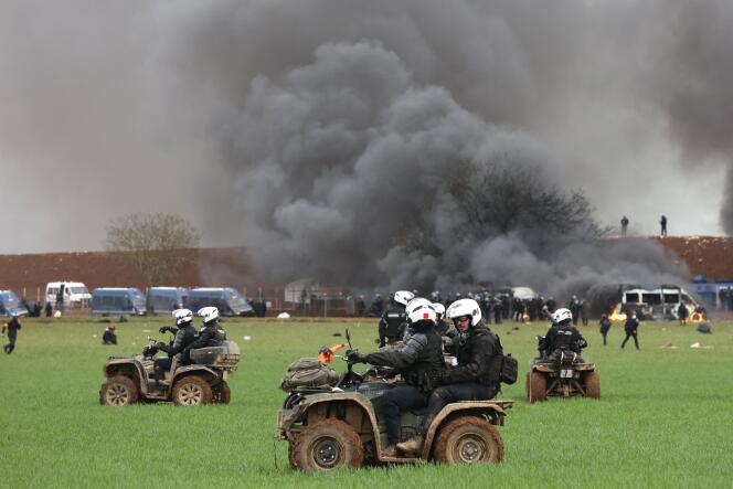 Les gendarmes d’un peloton motorisé d’intervention (PM2I), sur des quads, lors de la manifestation contre la mégabassine de Sainte-Soline, le 25 mars 2023.