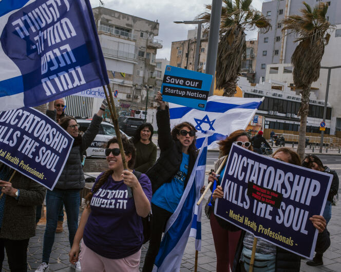 Demonstration in front of the US embassy in Tel Aviv, March 30, 2023.