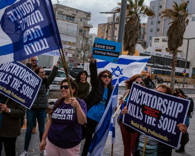 Demonstratie voor de Amerikaanse ambassade in Tel Aviv, 30 maart 2023.