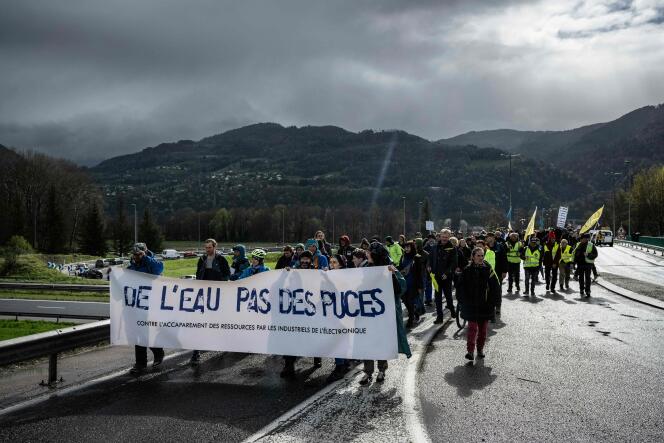 Manifestation contre l’accaparement de l’eau par STMicroelectronics,  à Crolles, en Isère, le 1er avril 2023.