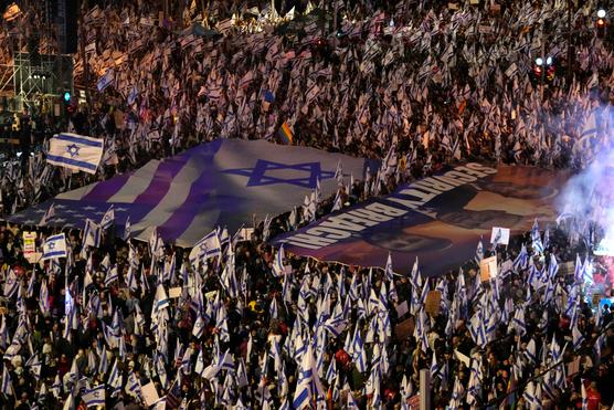 En Tel Aviv, los manifestantes protestan contra el proyecto de reforma judicial de Benjamin Netanyahu, el sábado 1 de abril de 2023.