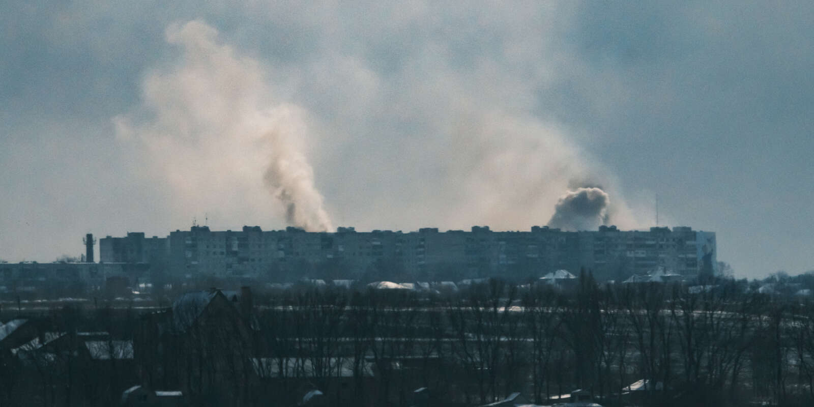 De la fumée s’élève dans la ville de Bakhmout (Ukraine), le 16 février 2023,