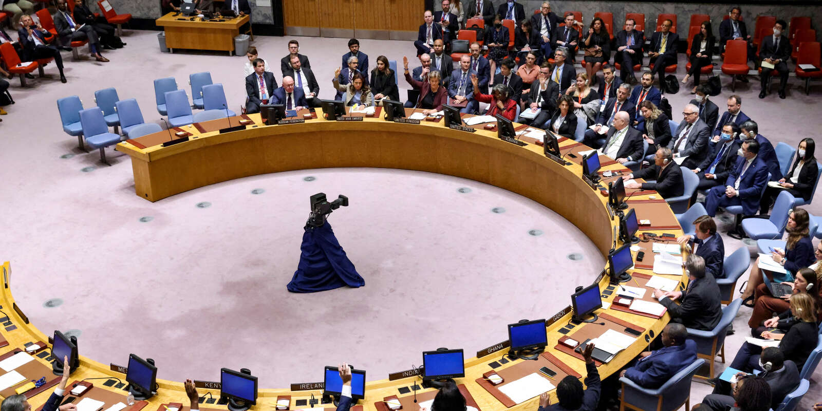  Les membres du Conseil de sécurité des Nations unies votent une résolution condamnant les référendums sur l’annexion de plusieurs régions de l’Ukraine occupées par la Russie, alors qu’ils se réunissent à la demande de la Russie pour discuter des dommages causés à deux gazoducs russes vers l’Europe, à New York, États-Unis, le 30 septembre 2022.