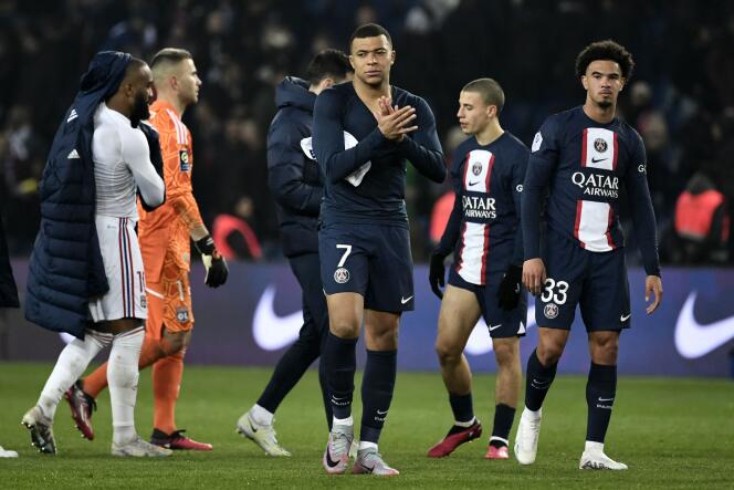 La decepción de Kylian Mbappé tras la derrota del PSG ante el Lyon durante la jornada 29 de la Ligue 1, en el Parc des Princes, el 2 de abril de 2023.