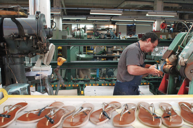 Dans l’usine de fabrication de chaussures Clergerie, alors détenue par son fondateur Robert Clergerie, à Romans-Sur-Isère (Drôme), en 2005.