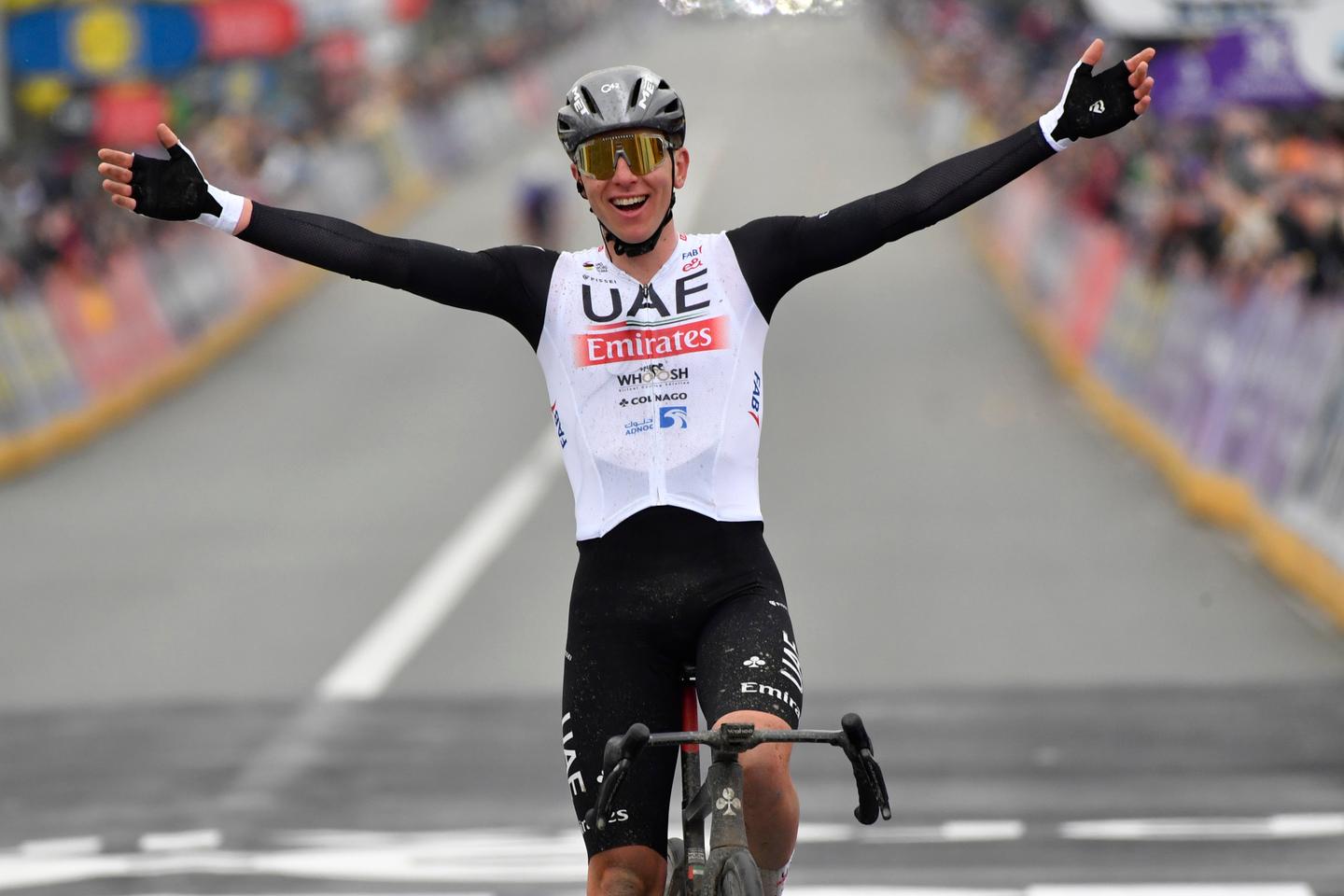 Tadej Pogacar gana en solitario el Tour de Flandes, el cuarto «monumento» de su carrera