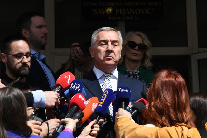     El presidente Milo Djukanovic saliendo de su colegio electoral en Podgorica el 2 de abril de 2023.