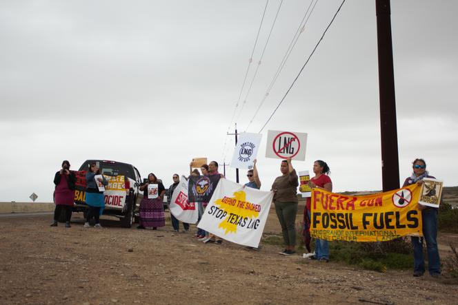Miembros de la tribu Carrizo Comecrudo y grupos ambientalistas se manifiestan contra el proyecto Rio Grande LNG, entre Brownsville y Port Isabel, Texas, el 20 de enero de 2023.