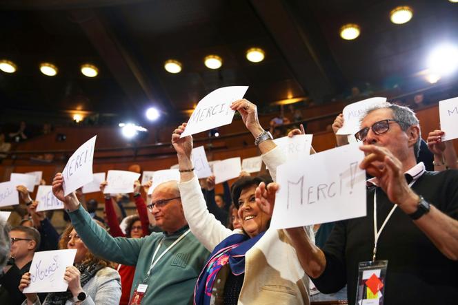 A la fin de la session de la convention citoyenne sur la fin de vie, réunie au Conseil économique, social et environnemental, à Paris, les participants brandissent un grand « merci » aux membres du comité de gouvernance, le 2 avril 2023.