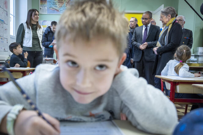 The Minister of National Education, Pap Ndiaye, and the Prime Minister, Elisabeth Borne, visiting a school in La Machine, in Nièvre, on March 31, 2023.