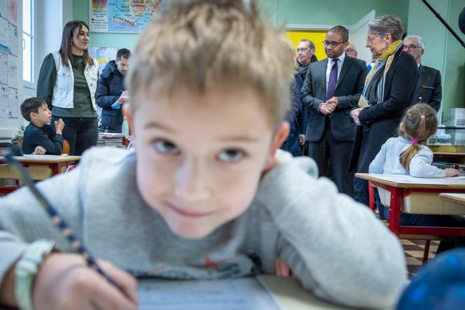 Le ministre de l’éducation nationale, Pap Ndiaye, et la première ministre, Elisabeth Borne, en visite dans une école de La Machine, dans la Nièvre, le 31 mars 2023.