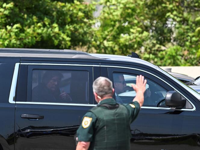 Donald Trumps Autokolonne am Palm Beach International Airport, Florida, 3. April 2023.  Ein Polizist begrüßt ihn und der ehemalige Präsident antwortet mit einem Daumen nach oben.
