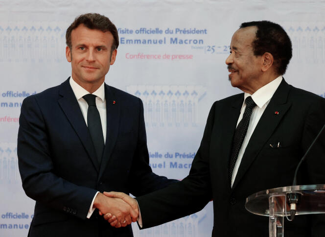 Los presidentes Emmanuel Macron y Paul Biya durante una conferencia de prensa en Yaundé, el 26 de julio de 2022.