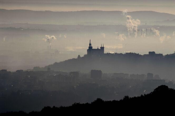 Un nuage de pollution recouvre la ville de Lyon, en décembre 2016. 