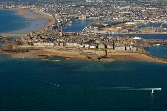 Bretaña, Ile-et-Villaine, ciudad histórica y puerto de Saint-Malo (vista aérea)