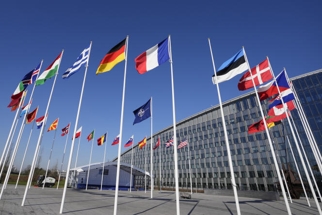 Un asta de bandera vacía se encuentra entre las banderas nacionales de Francia y Estonia, frente a la sede de la OTAN en Bruselas el 3 de abril de 2023.