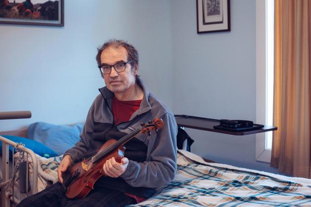 Christophe Comte chez lui, à Montréal, le 30 mars 2023. Atteint d’une maladie neurovégétative qui le prive peu à peu de ses capacités motrices et cognitives, il a décidé il y a un an de demander à bénéficier de l’aide médicale à mourir.